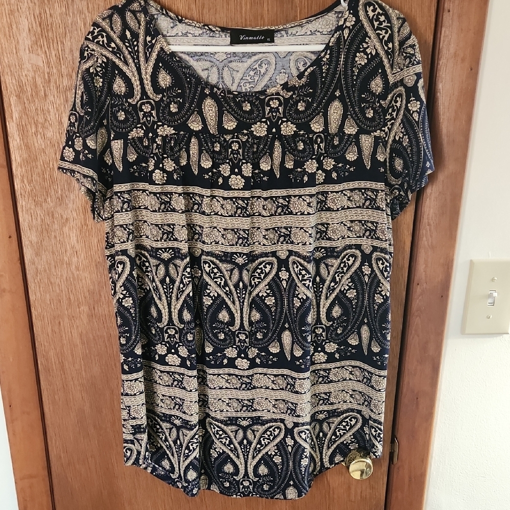 Vinmatto Black and Cream Women's Top